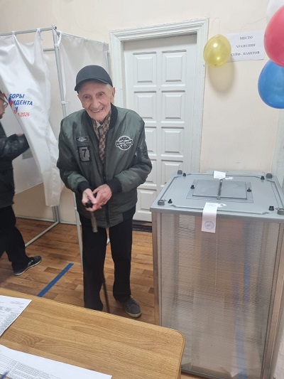 100-летний житель голосует