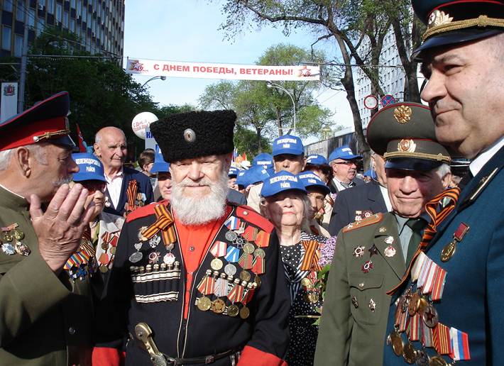 Парад Победы на Театральной площади. 9 мая 2012 г.