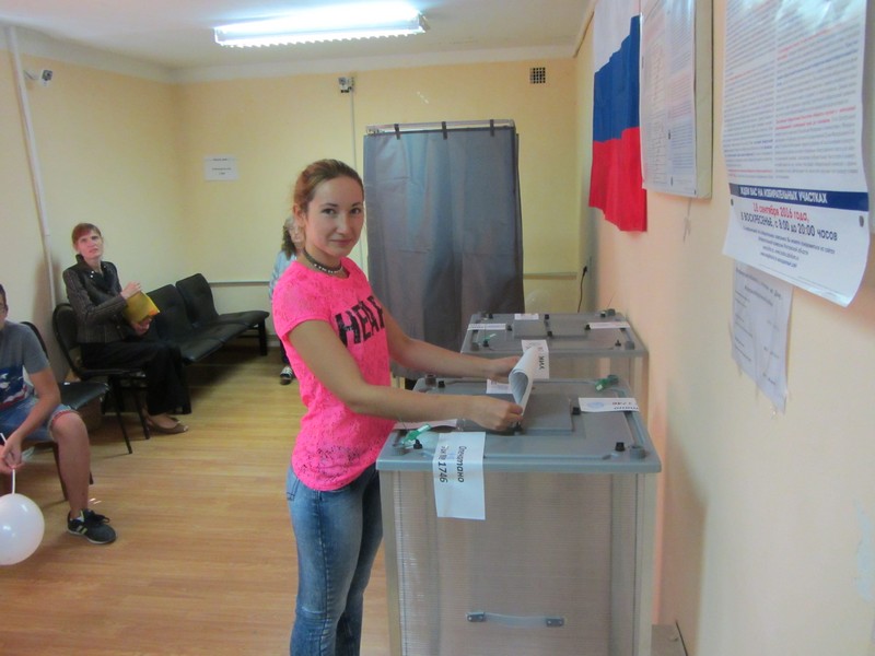 Голосование впервые голосующих избирателей в участковой избирательной комиссии избирательного участка № 1746 18 сентября 2016 г.